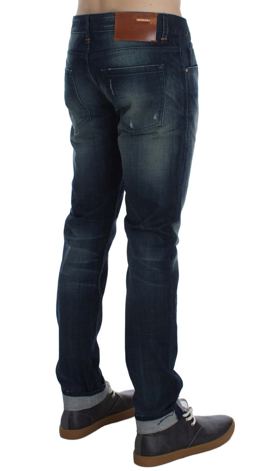 Acht Denim-Jeans mit schmaler Passform