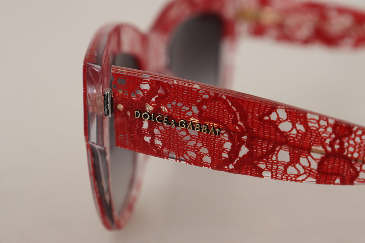 Dolce & Gabbana rote Sonnenbrille mit Spitzendetail